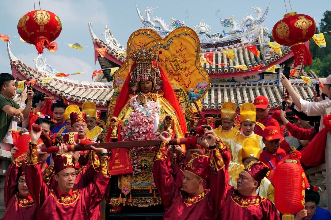 湄洲媽祖信眾抬轎|來源:Reuters / Xiaoyu Yin 湄洲媽祖信眾抬轎|來源:Reuters / Xiaoyu Yin
