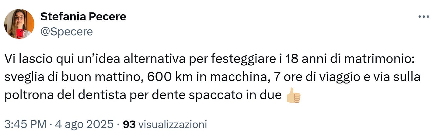 Screenshot di un tweet dell'autrice che recita: "Vi lascio qui un’idea alternativa per festeggiare i 18 anni di matrimonio: sveglia di buon mattino, 600 km in macchina, 7 ore di viaggio e via sulla poltrona del dentista per dente spaccato in due. 