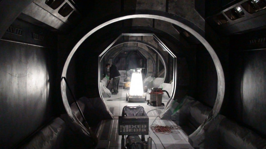stargate-universe-corridor3 stargate-universe-corridor3