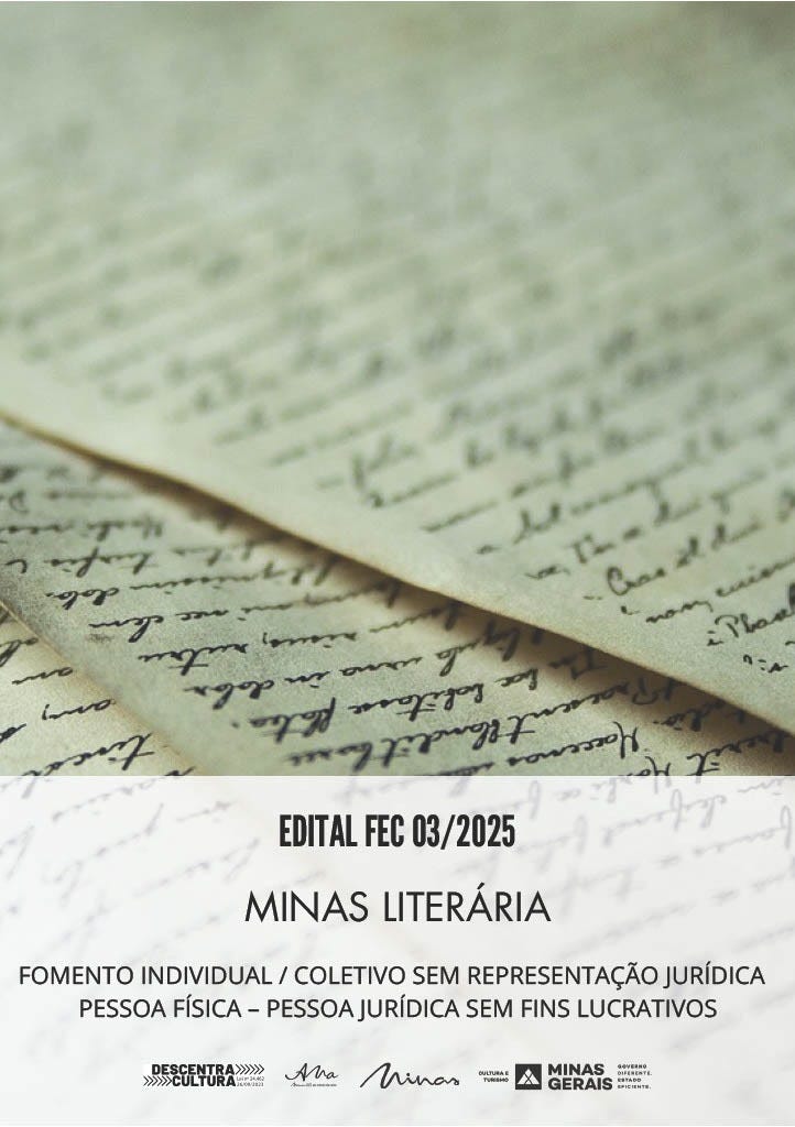 #descrevemospravocê  Card do edital FEC 03/2025 – Minas Literária. A parte superior é ocupada por uma fotografia desfocada de papéis envelhecidos com textos manuscritos em tinta escura, sobrepostos de forma diagonal. Na metade inferior, sobre um fundo branco translúcido que deixa entrever a imagem, está o texto centralizado em letras pretas: “EDITAL FEC 03/2025 – MINAS LITERÁRIA – Fomento individual / coletivo sem representação jurídica, pessoa física – pessoa jurídica sem fins lucrativos”. No rodapé, aparecem os logotipos Descentra Cultura, assinatura “Ana”, marca “Minas” em vermelho, Cultura e Turismo, e Governo de Minas Gerais com o brasão e o slogan “Governo diferente. Estado eficiente.”