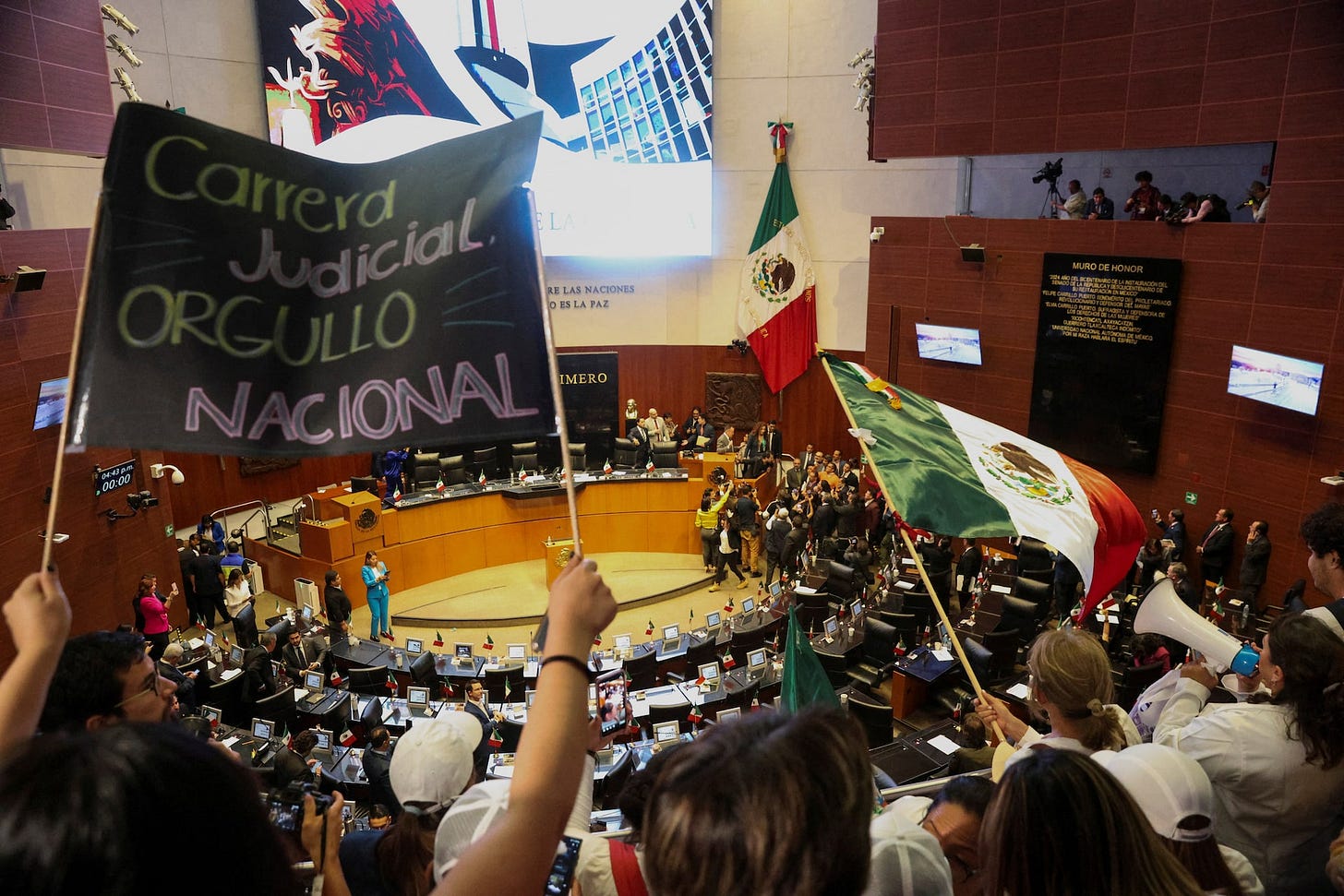 Des manifestants ont fait irruption au Sénat mexicain lors du vote sur la réforme judiciaire - REUTERS/Luis Cortes