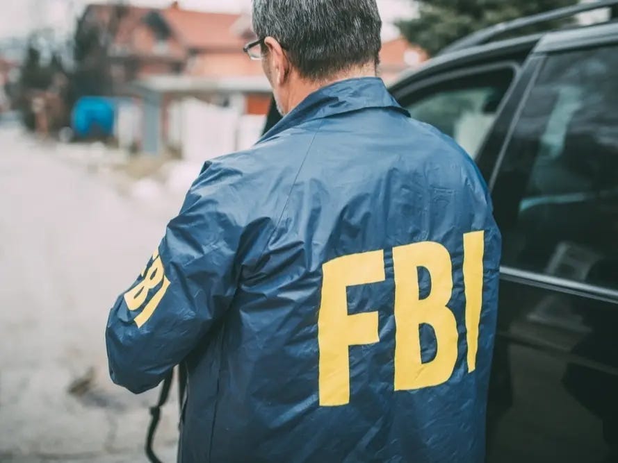 petugas fbi di lapangan petugas fbi di lapangan
