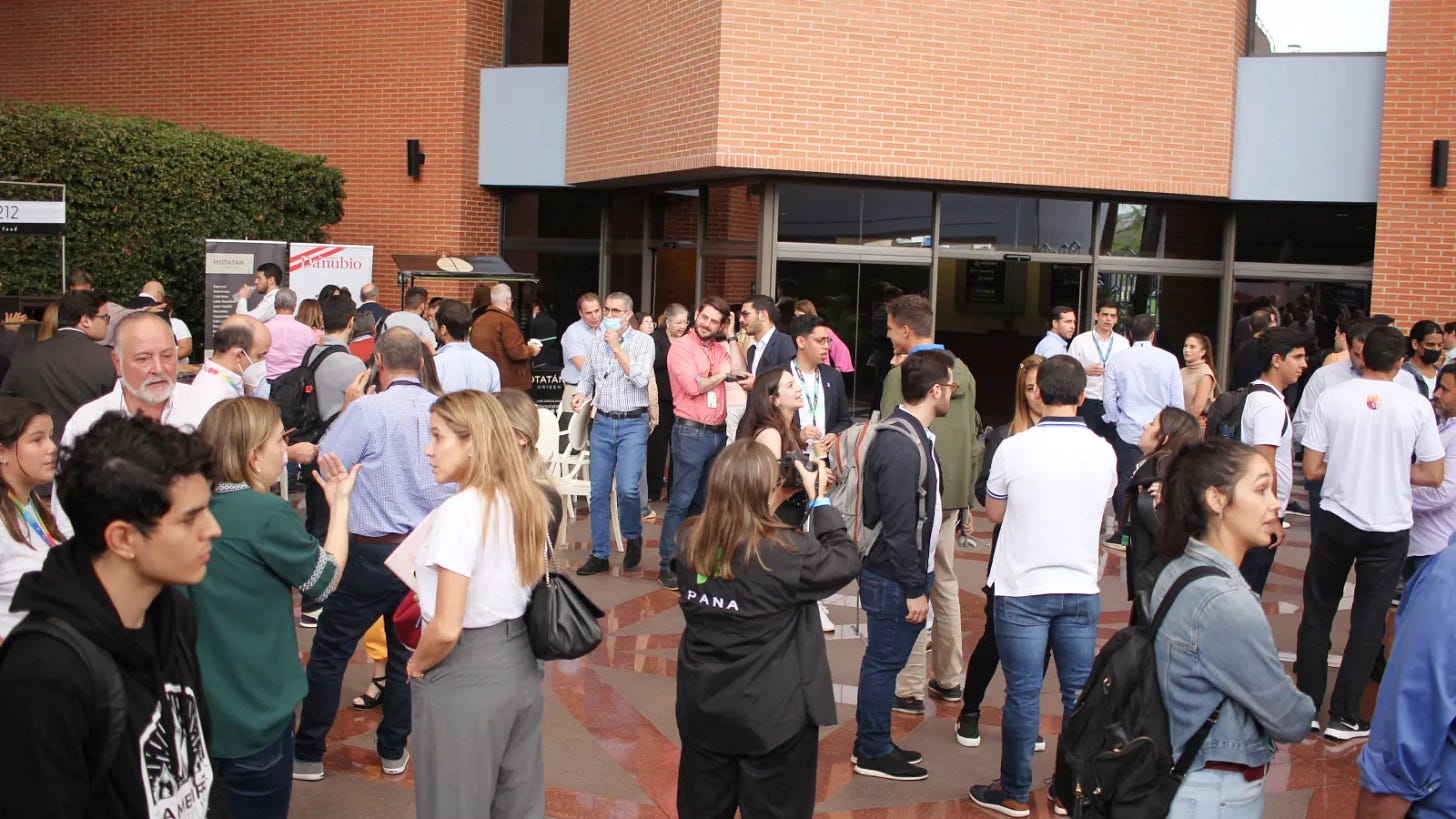 Personas en un lugar público de día. Personas en un lugar público de día.