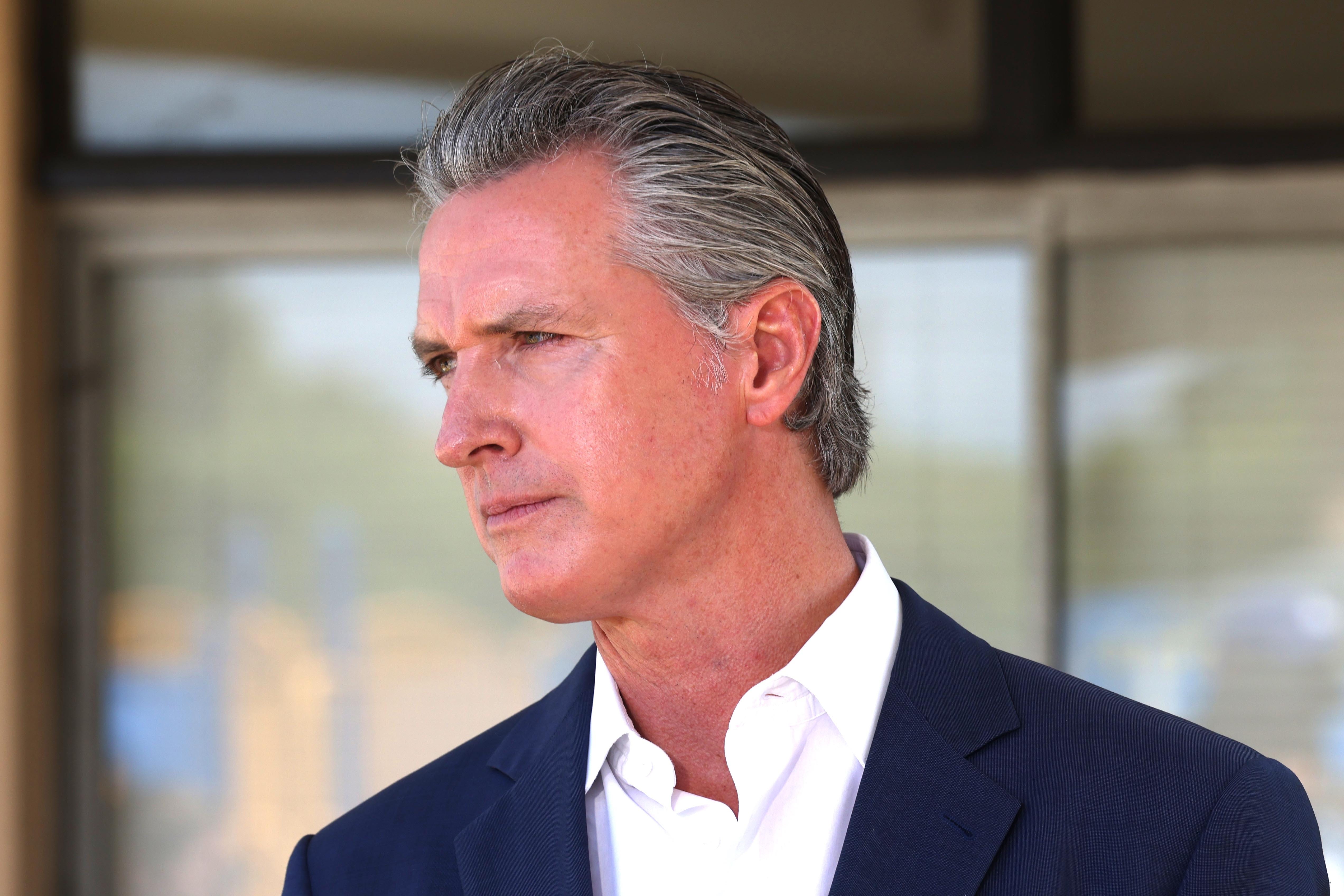 Sanders pozval Trumpa k transparentnosti glede primera Epstein, javnost večinoma neodobrava Trumpovega ravnanja