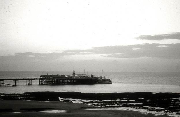 A pier in the water

AI-generated content may be incorrect.