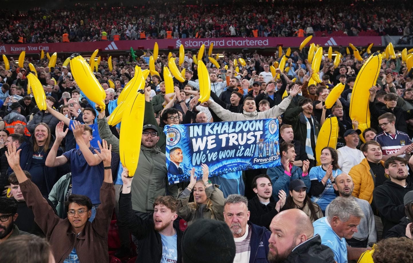 Les supporters de Manchester City ne sont pas près d'oublier leur démonstration (tardive) à Anfield dimanche (0-3), avec supplément bananes. Les supporters de Manchester City ne sont pas près d'oublier leur démonstration (tardive) à Anfield dimanche (0-3), avec supplément bananes.