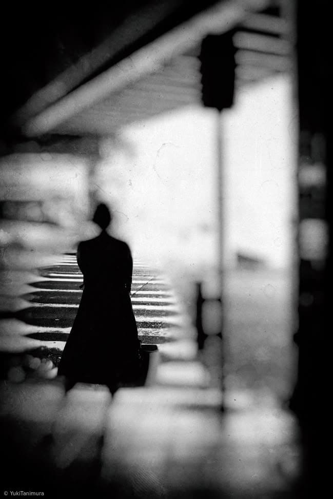 Mujer sola en una calle de Sevilla Mujer sola en una calle de Sevilla