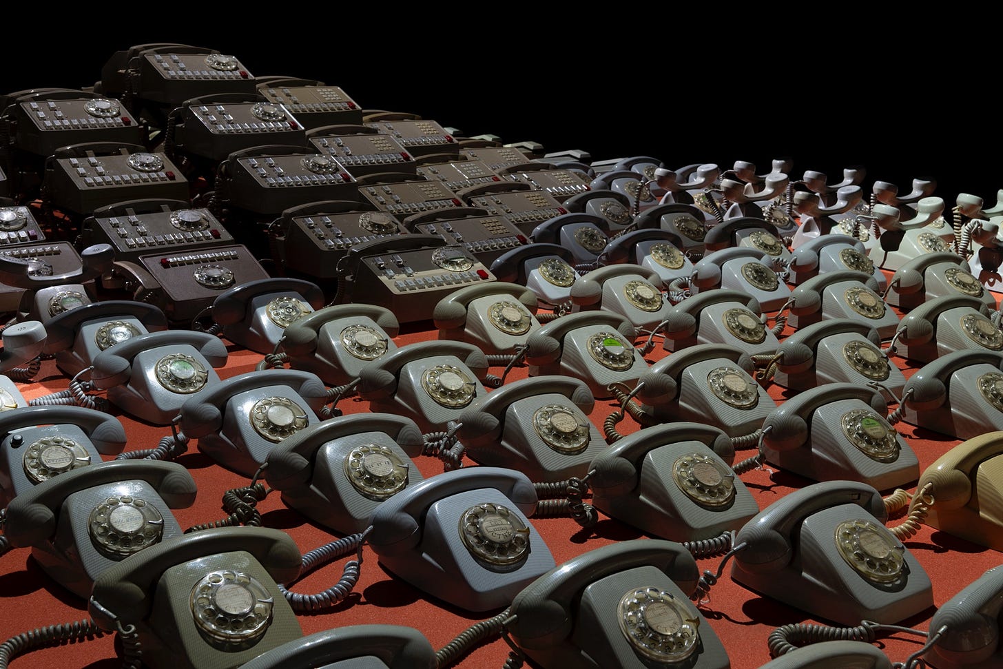 Piezas de “Politonos”, la instalación de Cabosanroque, colectivo artístico que forman Laia Torrents y Roger Aixut, para la exposición Miradas que comunican de Fundación Telefónica. https://espacio.fundaciontelefonica.com/noticia/entrevista-cabosanroque/