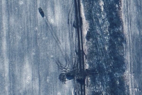 Uma imagem de satélite do início deste mês mostrou veículos blindados posicionados ao longo da linha das árvores no sudeste de Vuhledar.