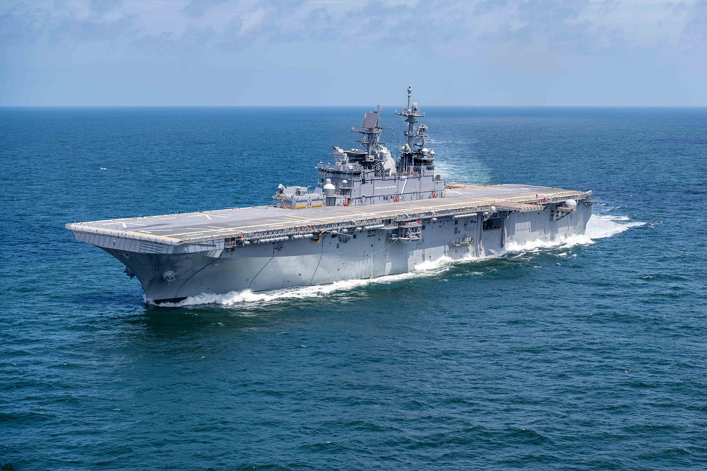 https://upload.wikimedia.org/wikipedia/commons/f/f3/USS_Tripoli_%28LHA-7%29_underway_in_the_Gulf_of_Mexico_on_15_July_2019_%28190715-O-N0101-115%29.JPG