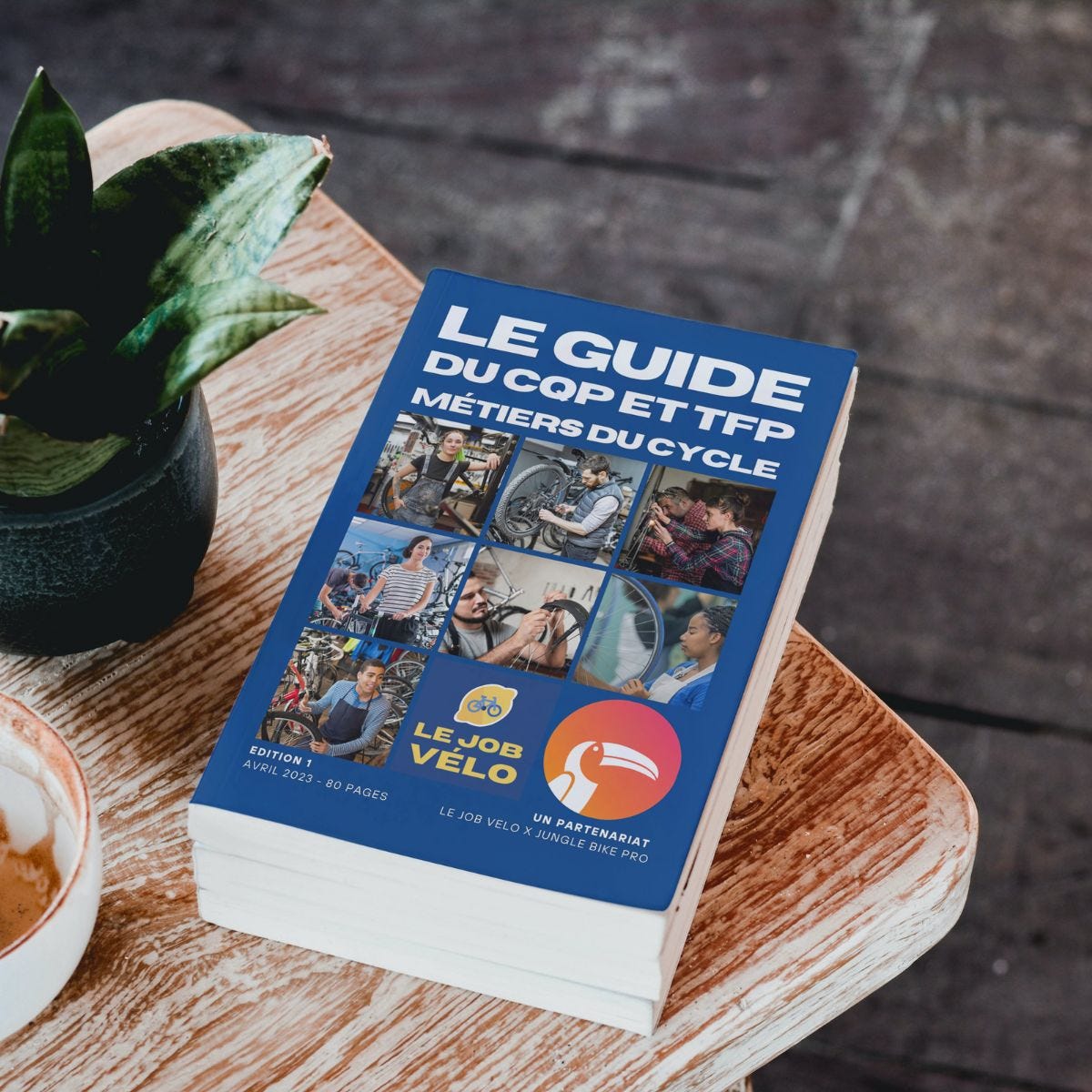 Guide posé sur une table