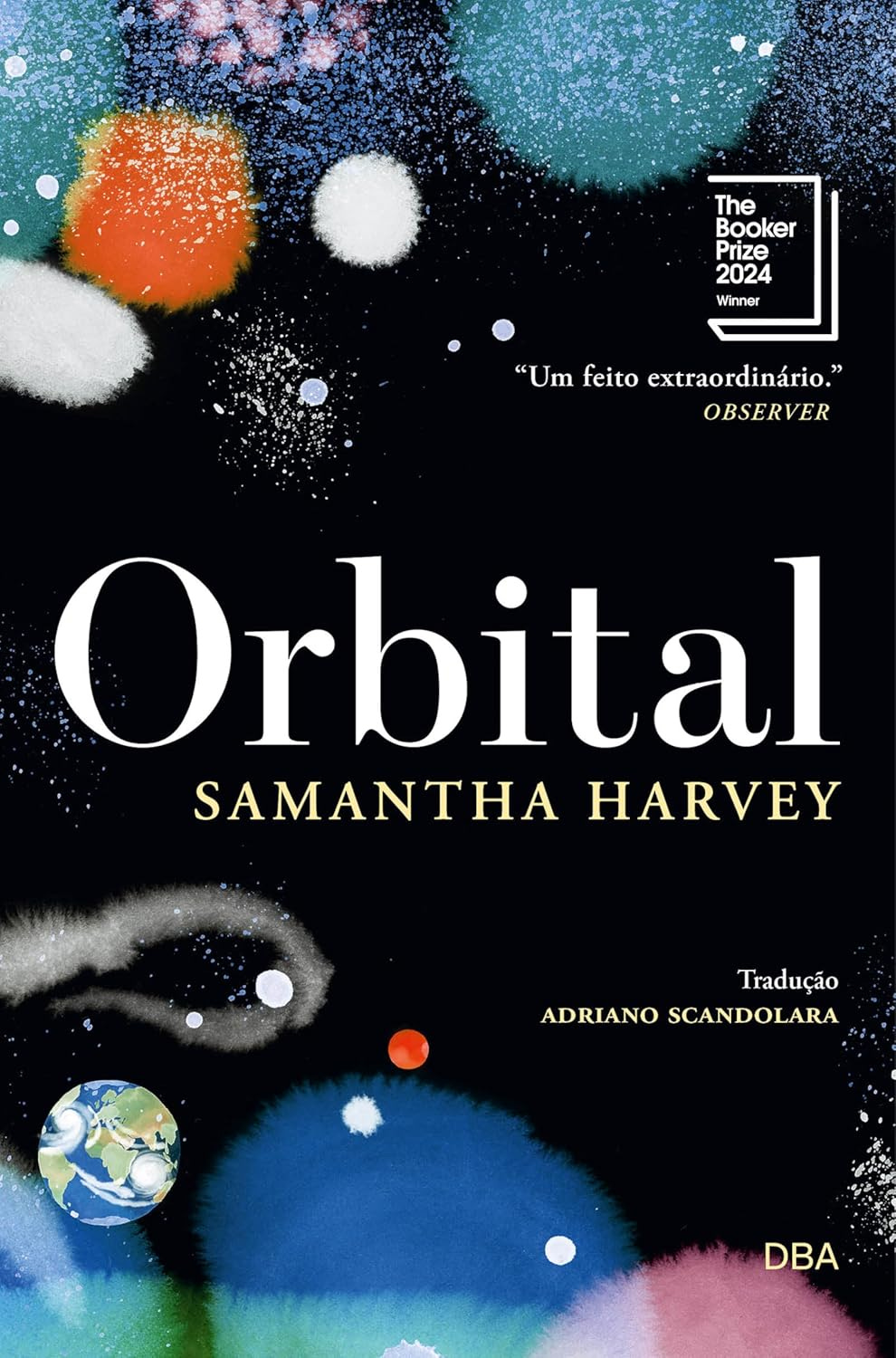 #descrevemospravocê  Capa do livro Orbital, de Samantha Harvey, vencedor do The Booker Prize 2024, segundo o selo no canto superior direito. A tradução é de Adriano Scandolara, e a obra foi publicada pela editora DBA.  O fundo da capa é predominantemente preto, pontuado por formas abstratas que lembram galáxias, nebulosas e planetas vistos do espaço. As manchas coloridas variam em tamanho e tonalidade, com destaque para tons de azul, verde, vermelho, branco, roxo e laranja. Algumas formas são nebulosas difusas, enquanto outras lembram esferas cósmicas, como planetas ou estrelas. No canto inferior esquerdo, há uma representação realista da Terra vista do espaço, com continentes e nuvens visíveis.  O título Orbital aparece centralizado em letras grandes e brancas. Logo abaixo, o nome da autora, Samantha Harvey, está em letras menores e amarelas. No canto superior direito, há uma citação do jornal Observer, dizendo "Um feito extraordinário." À esquerda da citação, o selo do prêmio Booker Prize aparece como um retângulo branco com linhas finas, contendo o texto “The Booker Prize 2024 Winner”.  A capa transmite uma atmosfera espacial e contemplativa, sugerindo temas ligados ao cosmos, à observação da Terra e a reflexões existenciais.