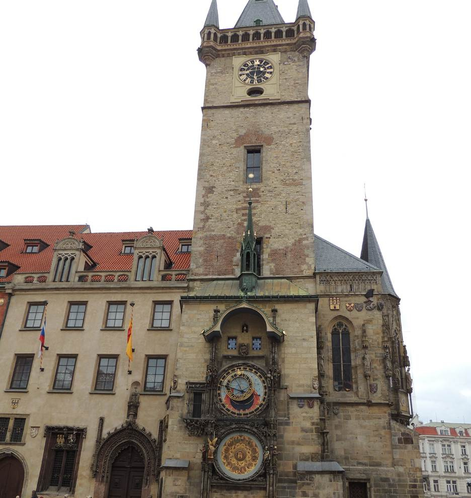 A large clock tower in front of a building

AI-generated content may be incorrect.