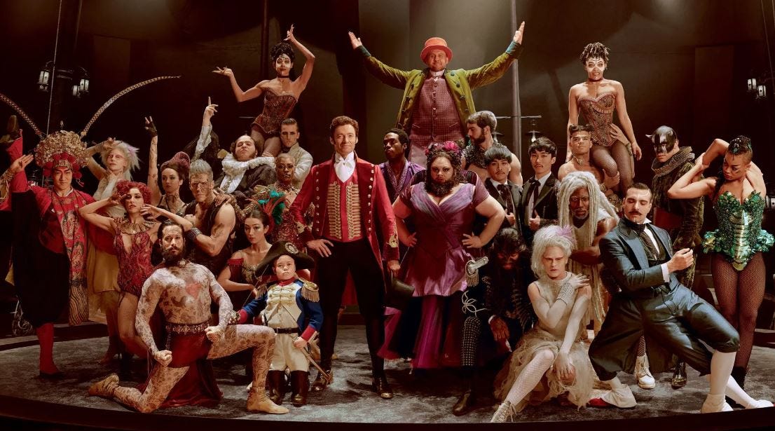 Uma fotografia dos personagens circenses do filme O Rei do Show no picadeiro