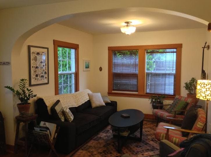 little house in forks living room