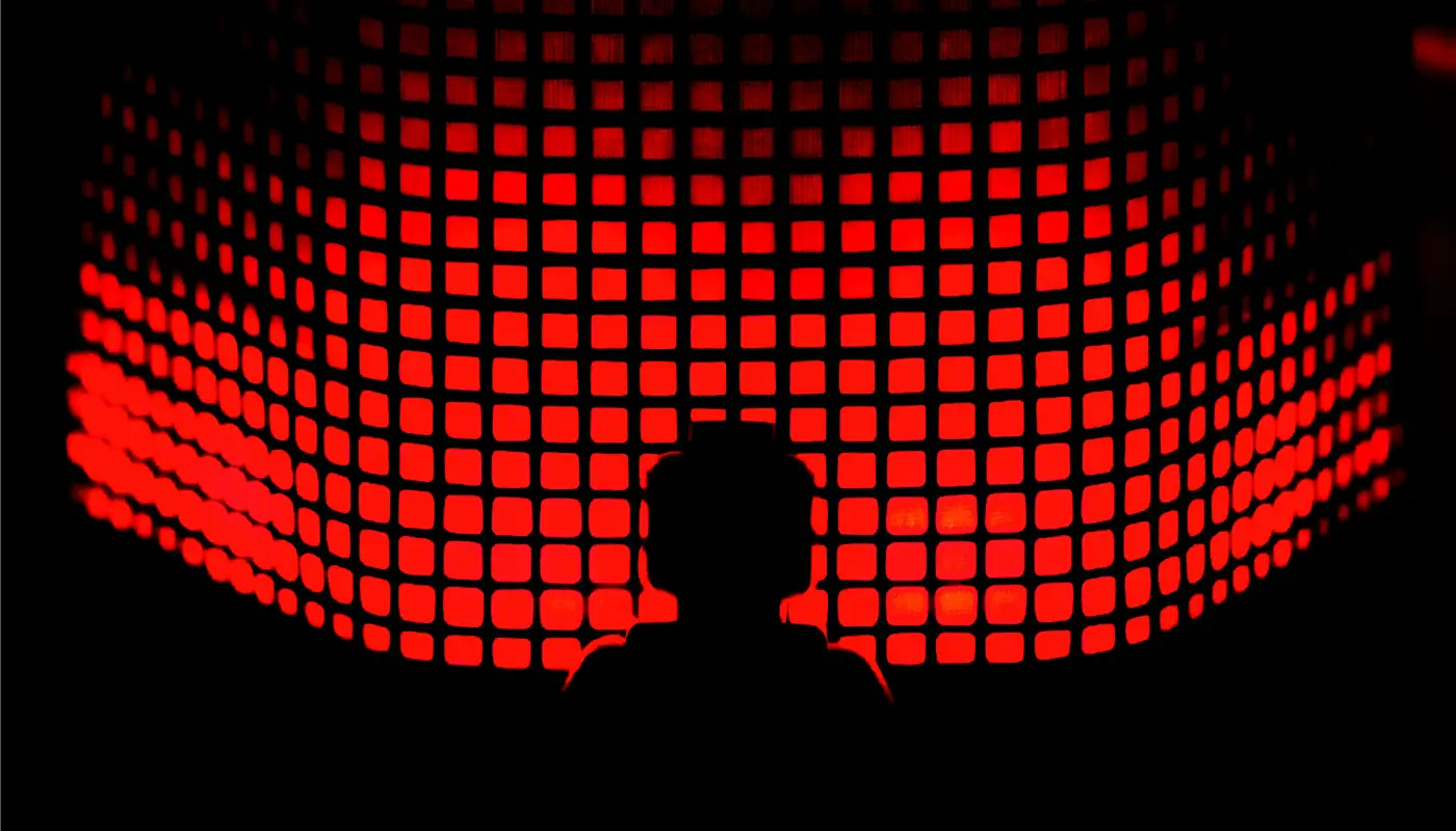 La silueta de una persona frente a un fondo rojo. La silueta de una persona frente a un fondo rojo.