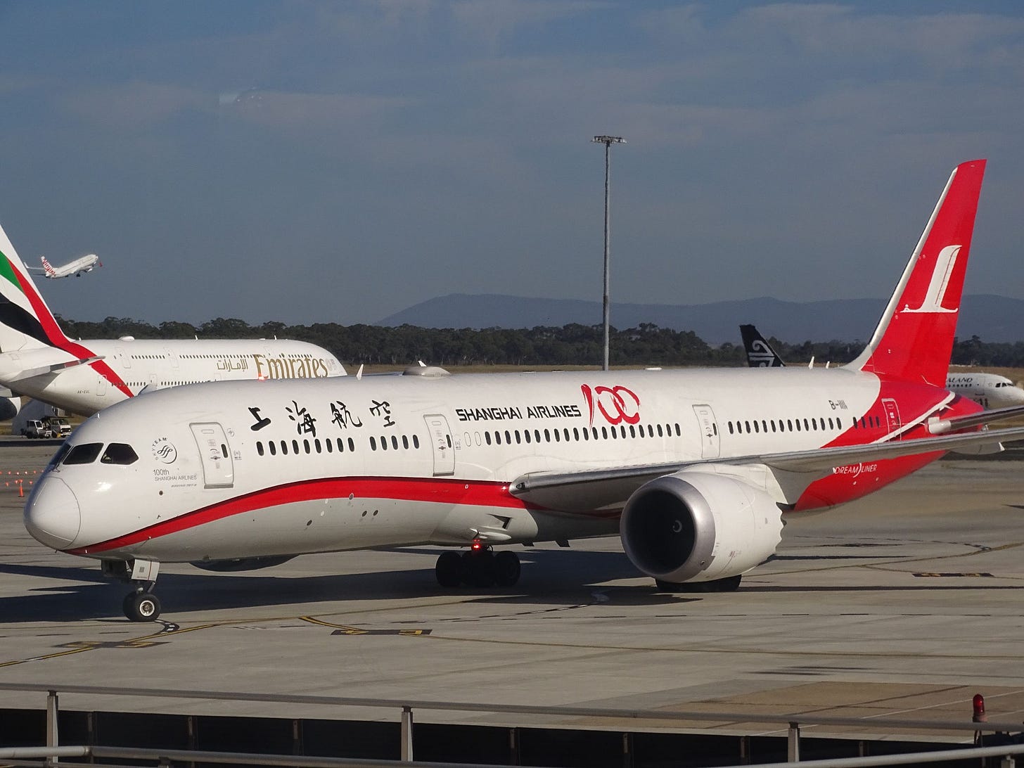 Shanghai Airlines Boeing 787-9 Dreamliner