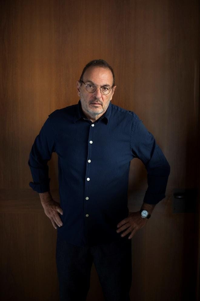 Homem em pé posando para foto

O conteúdo gerado por IA pode estar incorreto.