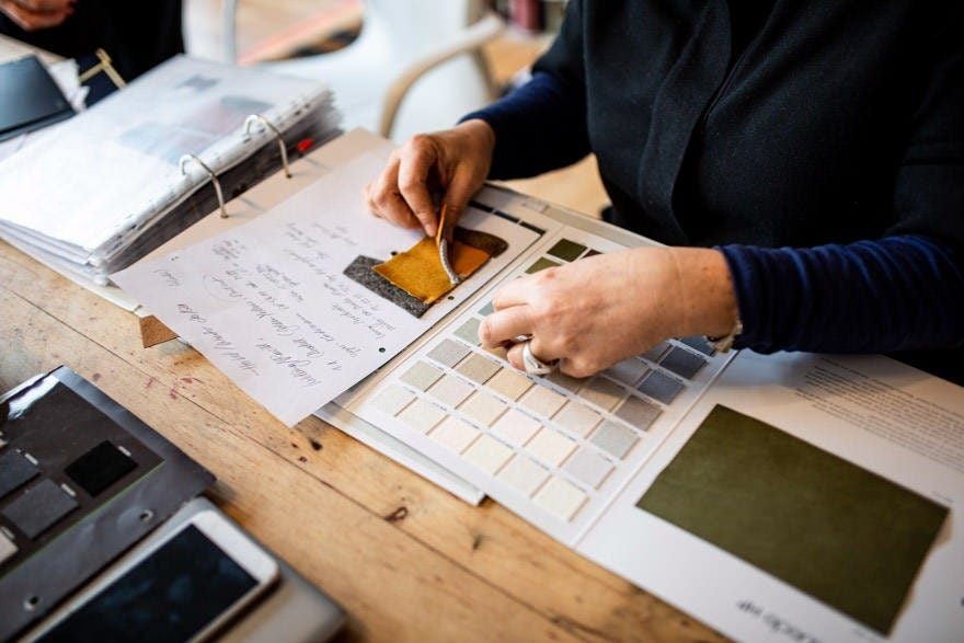 Foto: Wildling Shoes – eine Person, die Muster durchblättert