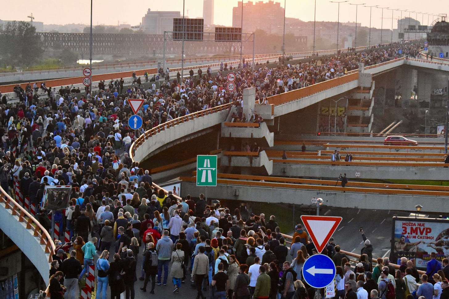 Aerial view of the Gazela Bridge, which connects old and new Belgrade, taken over by protesters. Photo by Arocha.