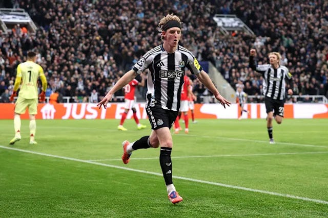 Anthony Gordon breaks Newcastle record in 3-0 Champions League win against  Benfica - Yahoo Sports