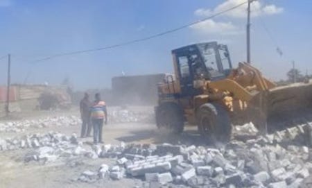 Un buldozer surmontant des gravats, en Égypte. Un buldozer surmontant des gravats, en Égypte.