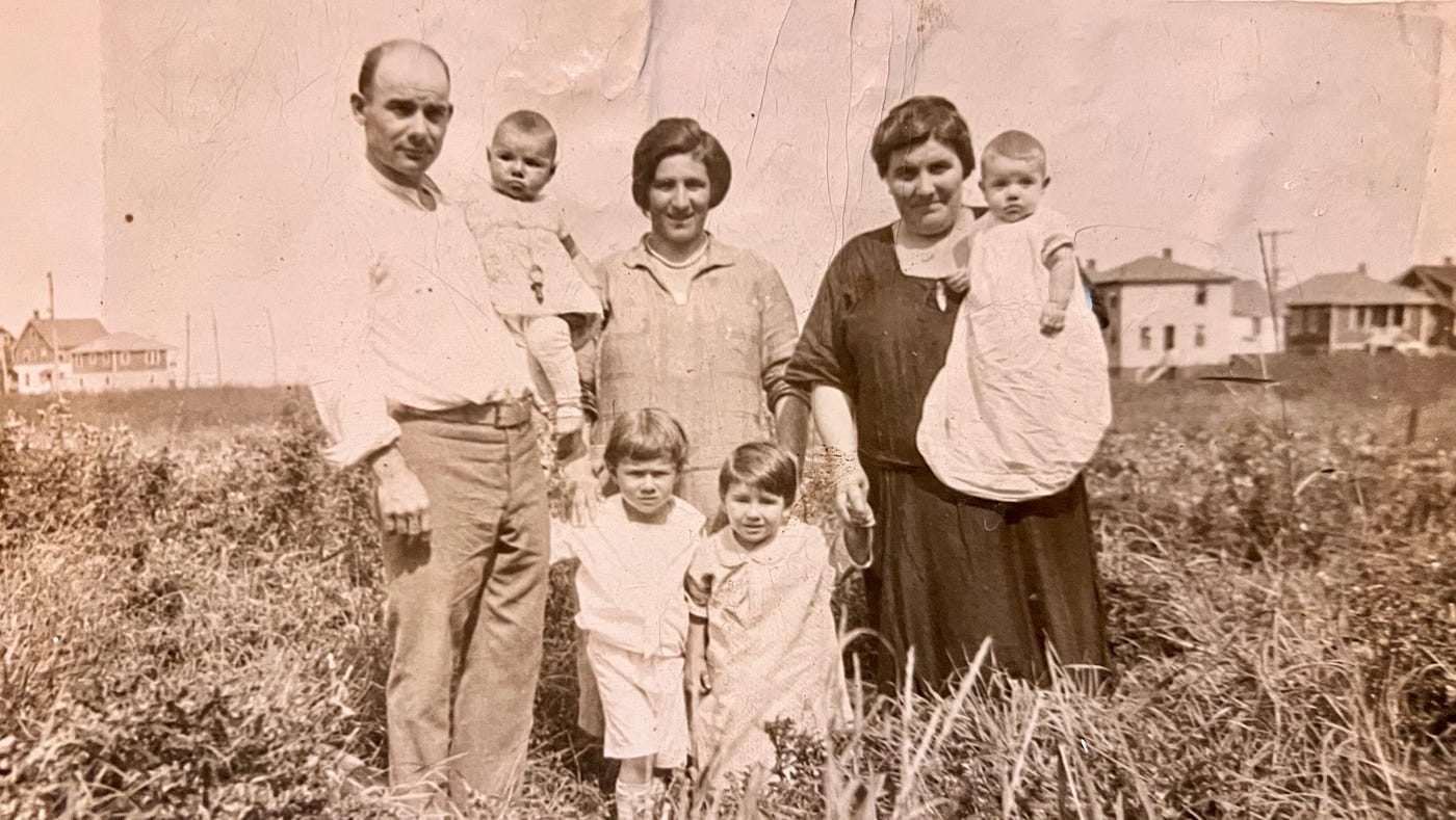 Photo a family with children in a field in Italy