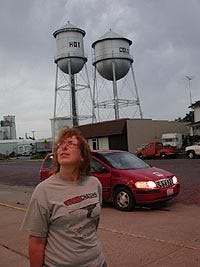 0000516looking.JPG (13134 bytes)