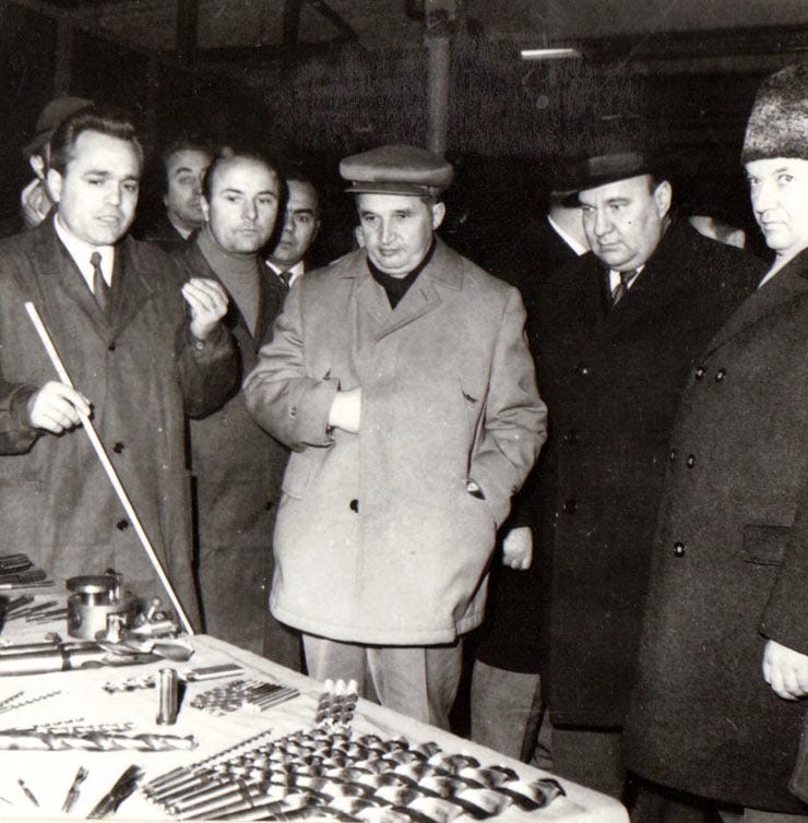 Vizita de lucru a lui Nicolae Ceauşescu, secretar general al P.C.R., preşedintele Consiliului de Stat al R.S.R la Fabrica de scule Râşnov-Braşov. (4 ianuarie 1971). Vizita de lucru a lui Nicolae Ceauşescu, secretar general al P.C.R., preşedintele Consiliului de Stat al R.S.R la Fabrica de scule Râşnov-Braşov. (4 ianuarie 1971).
