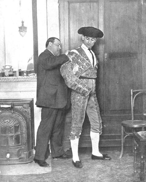 File:Bombita vistiéndose.jpg File:Bombita vistiéndose.jpg