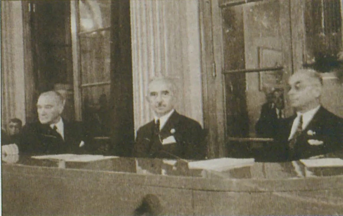 Atatürk, İnönü ve Bayar dil kurultayında.