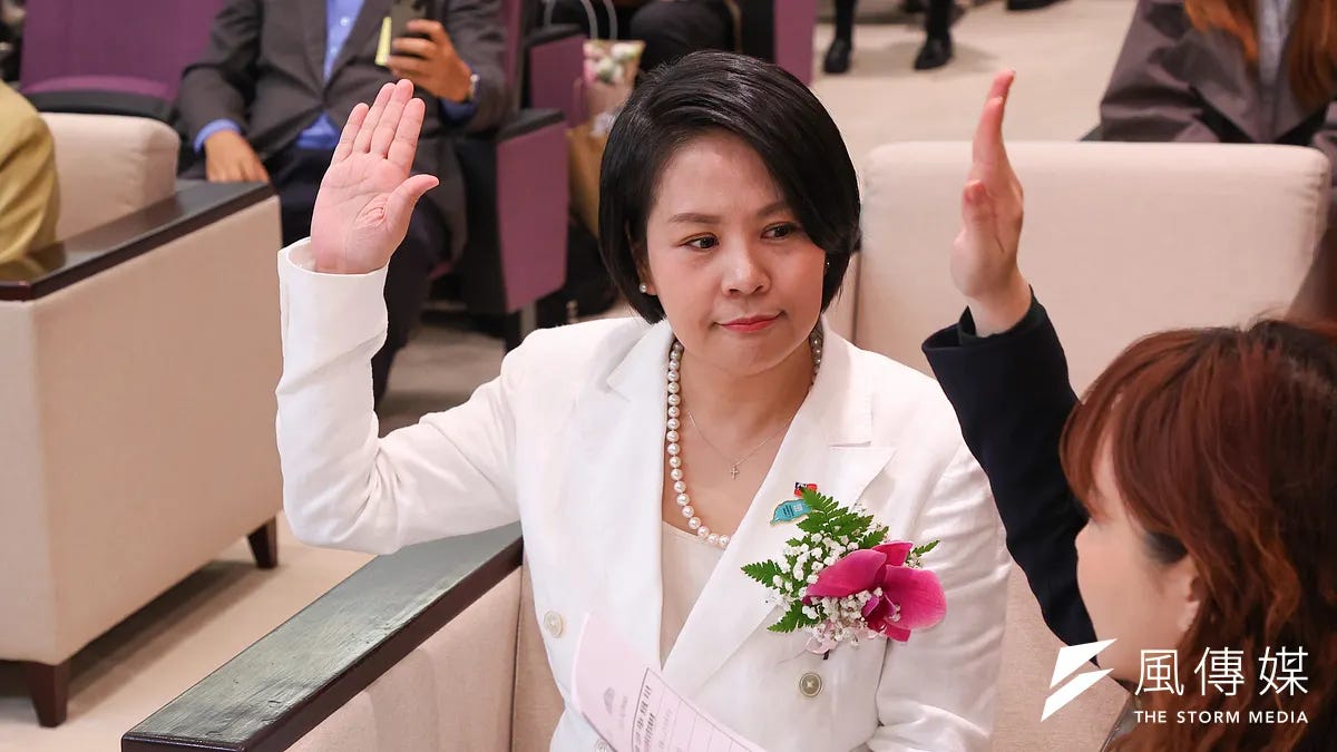 民众党新科立委李贞秀宣誓就职立法委员。(颜麟宇摄) 民众党新科立委李贞秀宣誓就职立法委员。(颜麟宇摄)