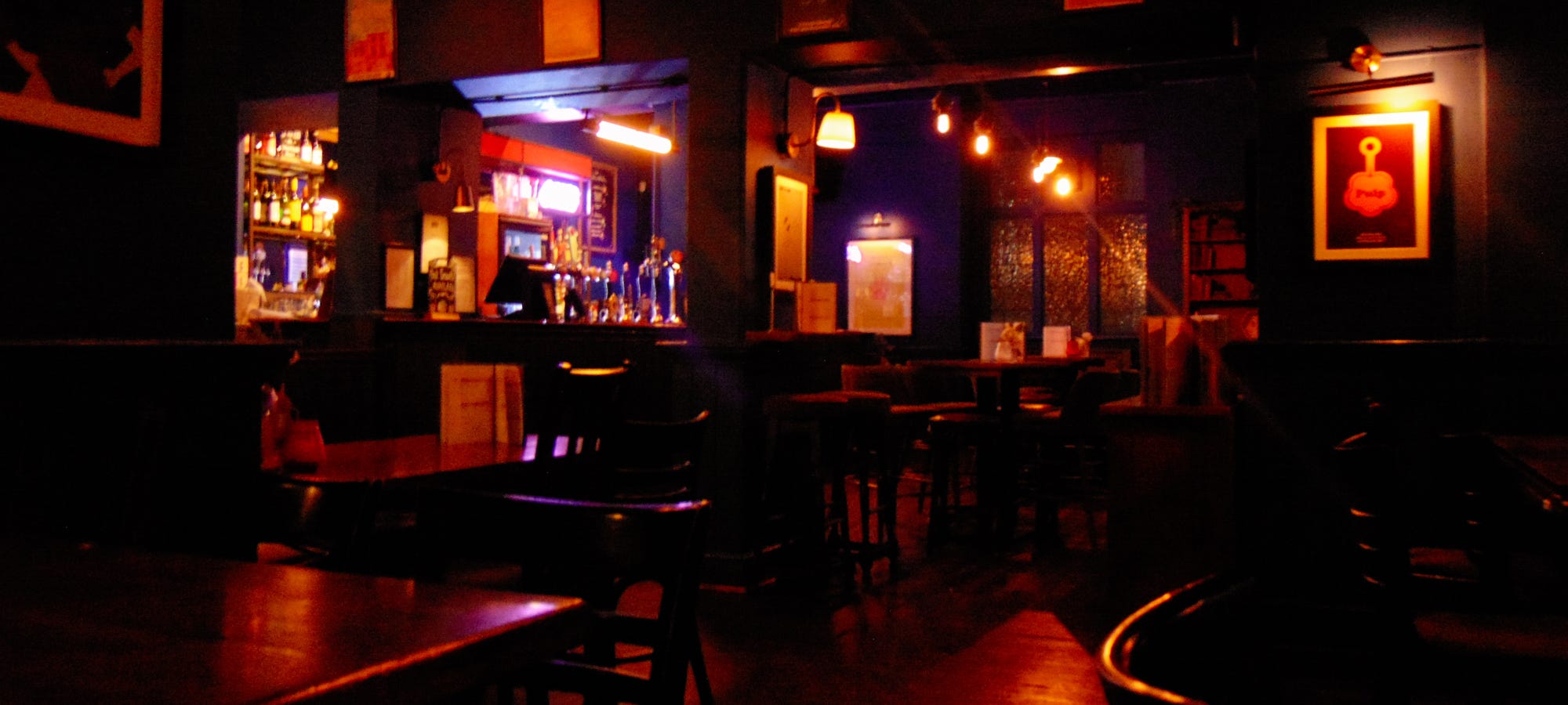 Mostly empty pub. Oxford. Circa 2022.