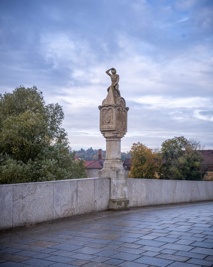 Historisches Wurstkuchl, Steinerne Brucke, and the Regensburger Dom. 