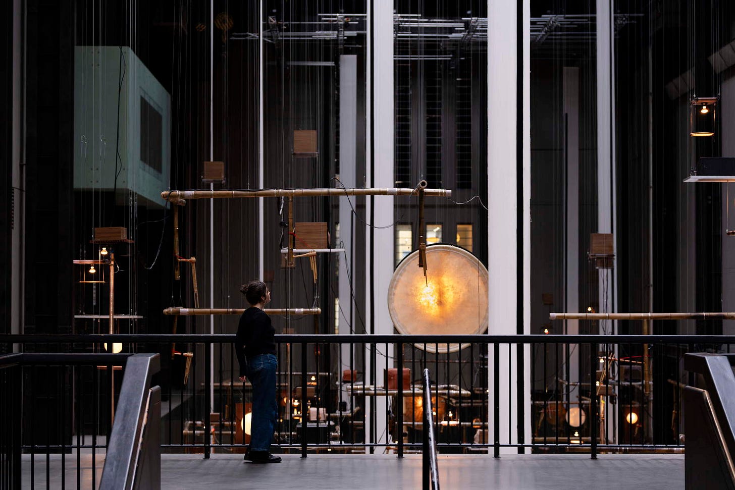 Alla Tate Modern un artista trasforma il suono in materia: l'installazione di Tarek Atoui Alla Tate Modern un artista trasforma il suono in materia: l'installazione di Tarek Atoui