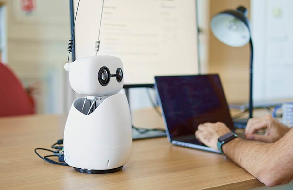 A robot on a desk
AI-generated content may be incorrect. A robot on a desk
AI-generated content may be incorrect.