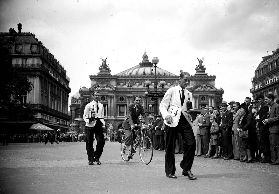 Passage de la course des garçons de café. Paris, place de l'Opéra, juillet 1941.