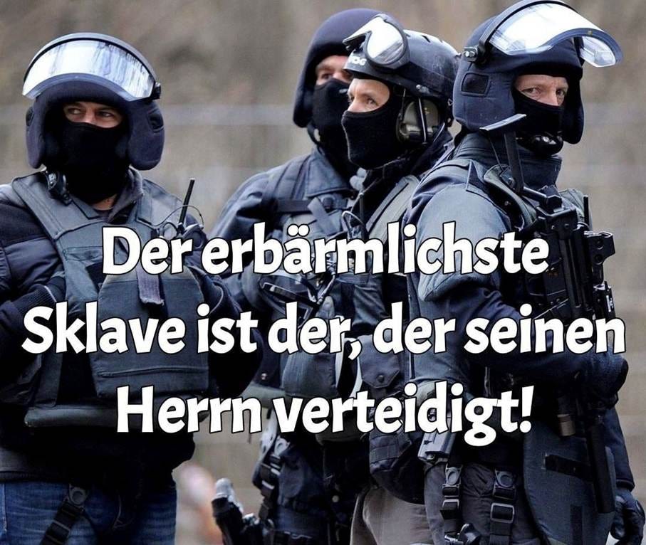 Eine bedrohliche Nahaufnahme mehrerer schwer bewaffneter und in dunkler Schutzkleidung uniformierter Polizisten mit Visierhelmen. Quer über das Motiv ist in großen, weißen Buchstaben die unerbittliche, gesellschaftskritische Aussage platziert: „Der erbärmlichste Sklave ist der, der seinen Herrn verteidigt!“ Eine bedrohliche Nahaufnahme mehrerer schwer bewaffneter und in dunkler Schutzkleidung uniformierter Polizisten mit Visierhelmen. Quer über das Motiv ist in großen, weißen Buchstaben die unerbittliche, gesellschaftskritische Aussage platziert: „Der erbärmlichste Sklave ist der, der seinen Herrn verteidigt!“