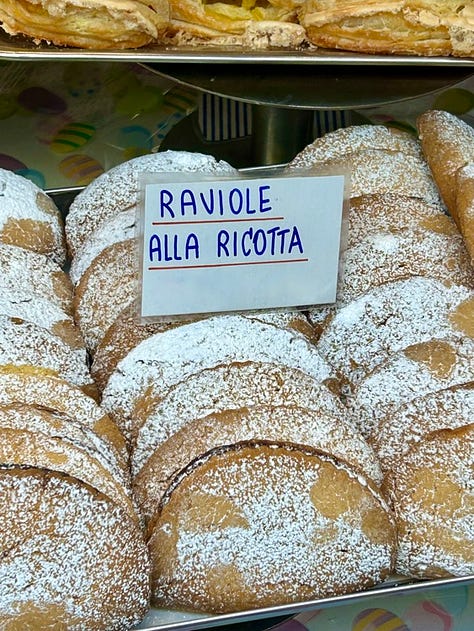 Raviole tutti i gusti; raviole della Salumeria Bruno e Franco prodotte nel loro laboratorio; raviole del Forno Atti