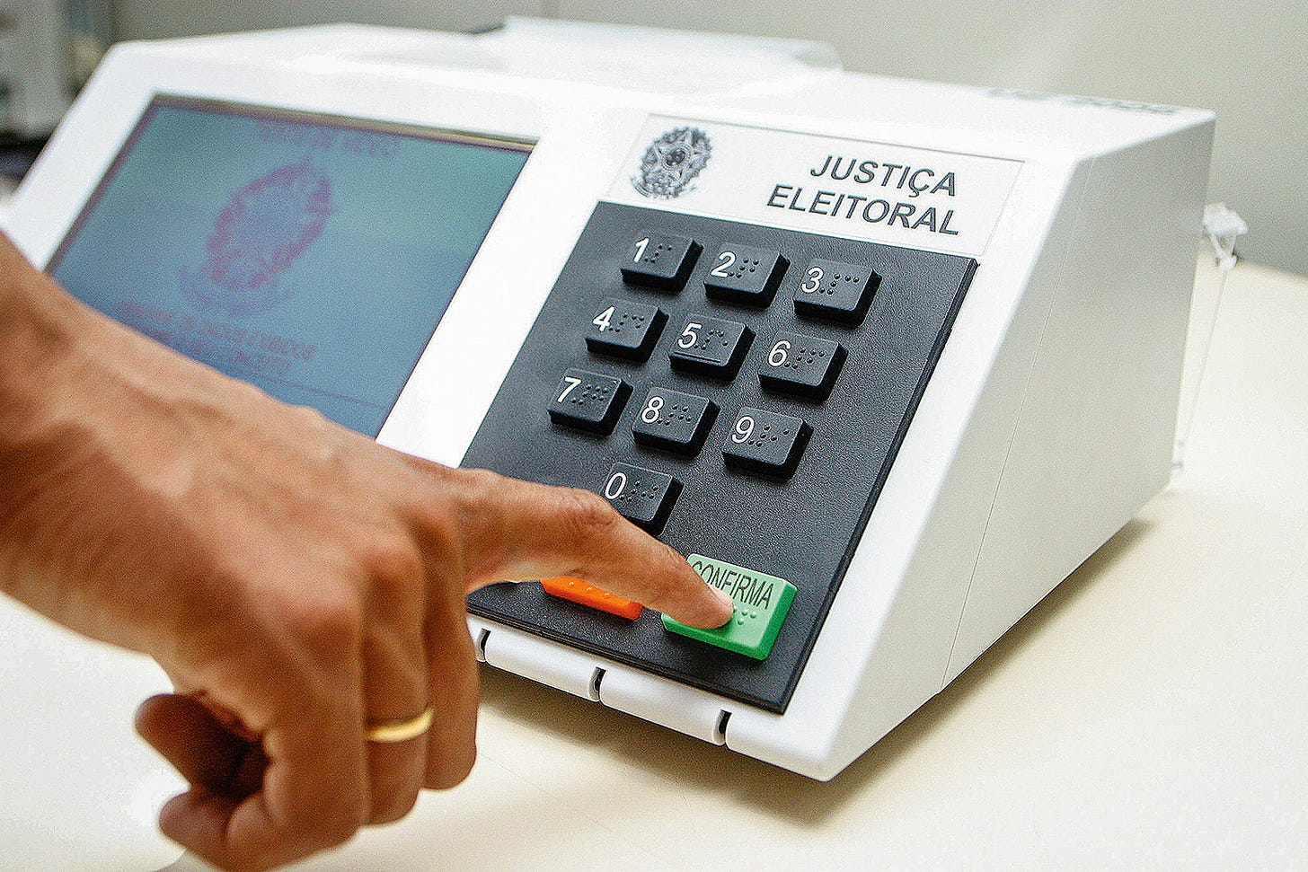 Urna eletrônica: especialistas garantem nível de confiabilidade no processo  eleitoral brasileiro | ABRADEP - Academia Brasileira de Direito Eleitoral e  Político