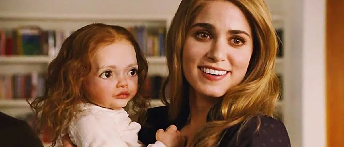 Cena do filme em que uma vampira está segurando a Renesmee bebê - o boneco é esquisito e caricato, com olhos gigantes e um bico. Cena do filme em que uma vampira está segurando a Renesmee bebê - o boneco é esquisito e caricato, com olhos gigantes e um bico.