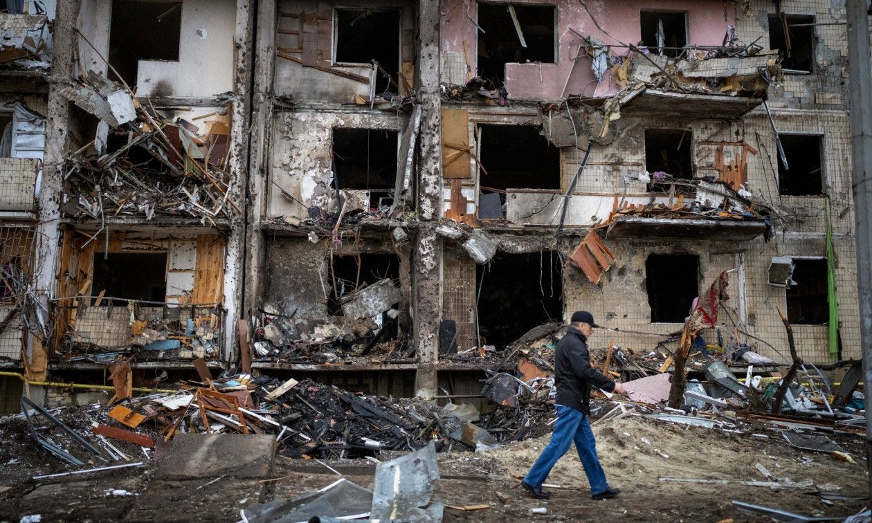 A resident in front of a destroyed building in Kyiv on February 25, 2022. (© picture alliance / ASSOCIATED PRESS / Emilio Morenatti) A resident in front of a destroyed building in Kyiv on February 25, 2022. (© picture alliance / ASSOCIATED PRESS / Emilio Morenatti)