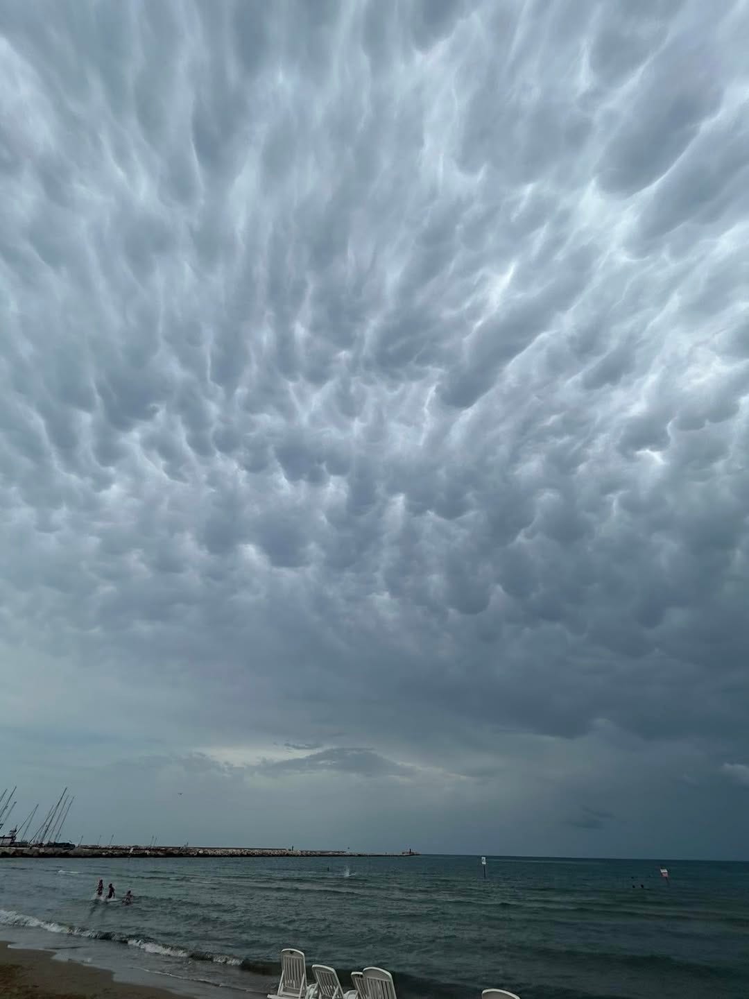 Potrebbe essere un'immagine raffigurante 2 persone, tornado, orizzonte e nuvola