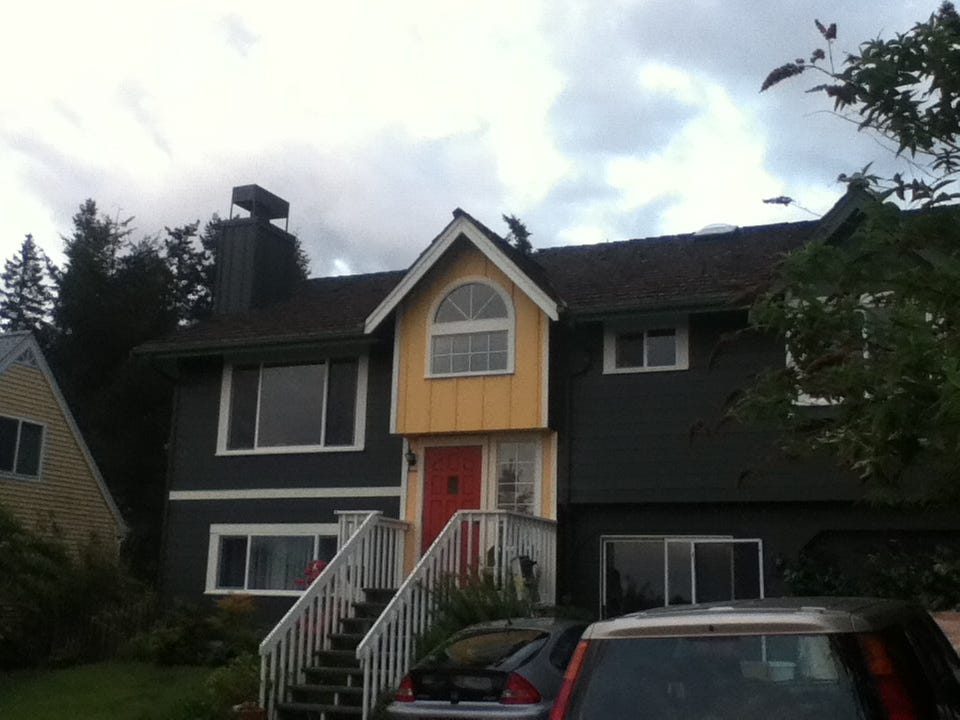 A house with a red door and stairs

AI-generated content may be incorrect.