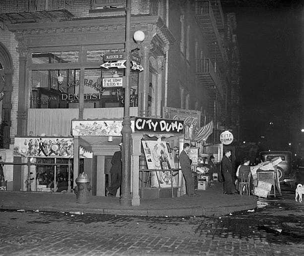 r/TheWayWeWere - Across from the “City Dump” Bar at the corner of Bleecker Street & Thompson in Manhattan’s (NYC) Greenwich Village (1940)