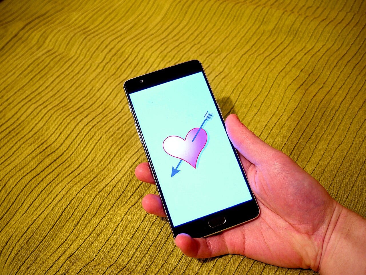 Photo: Santeri Viinamäki / Wikimedia Commons (CC BY-SA 4.0) Smartphone dating app illustration.