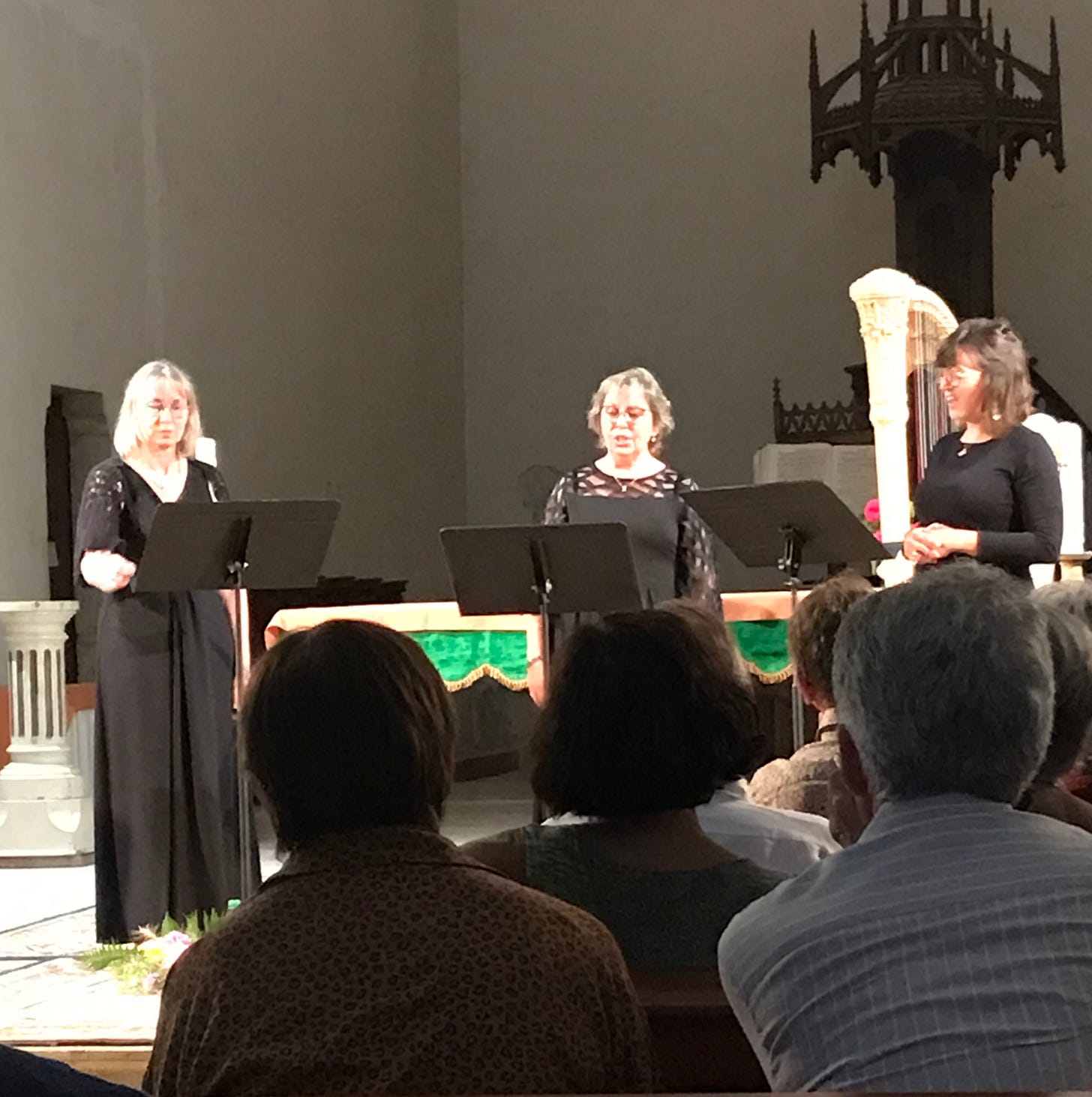 Le trio de voix féminines gersois Elyora en scène lors du festival Musiques en Astarac 2023