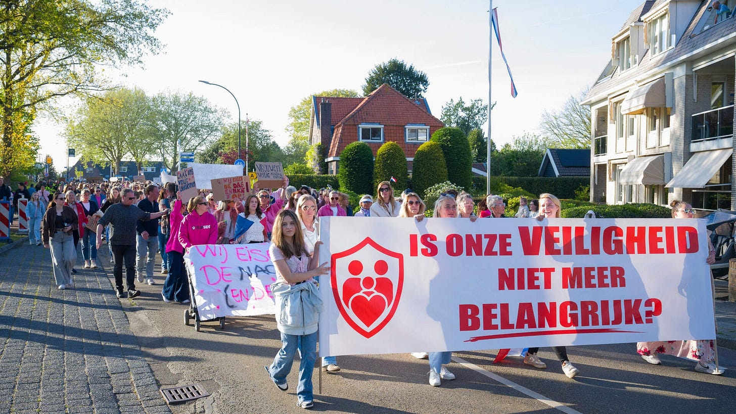 Vrouwenmars Loosdrecht tegen azc in gemeentehuis noodopvang | De Gooi- en  Eemlander