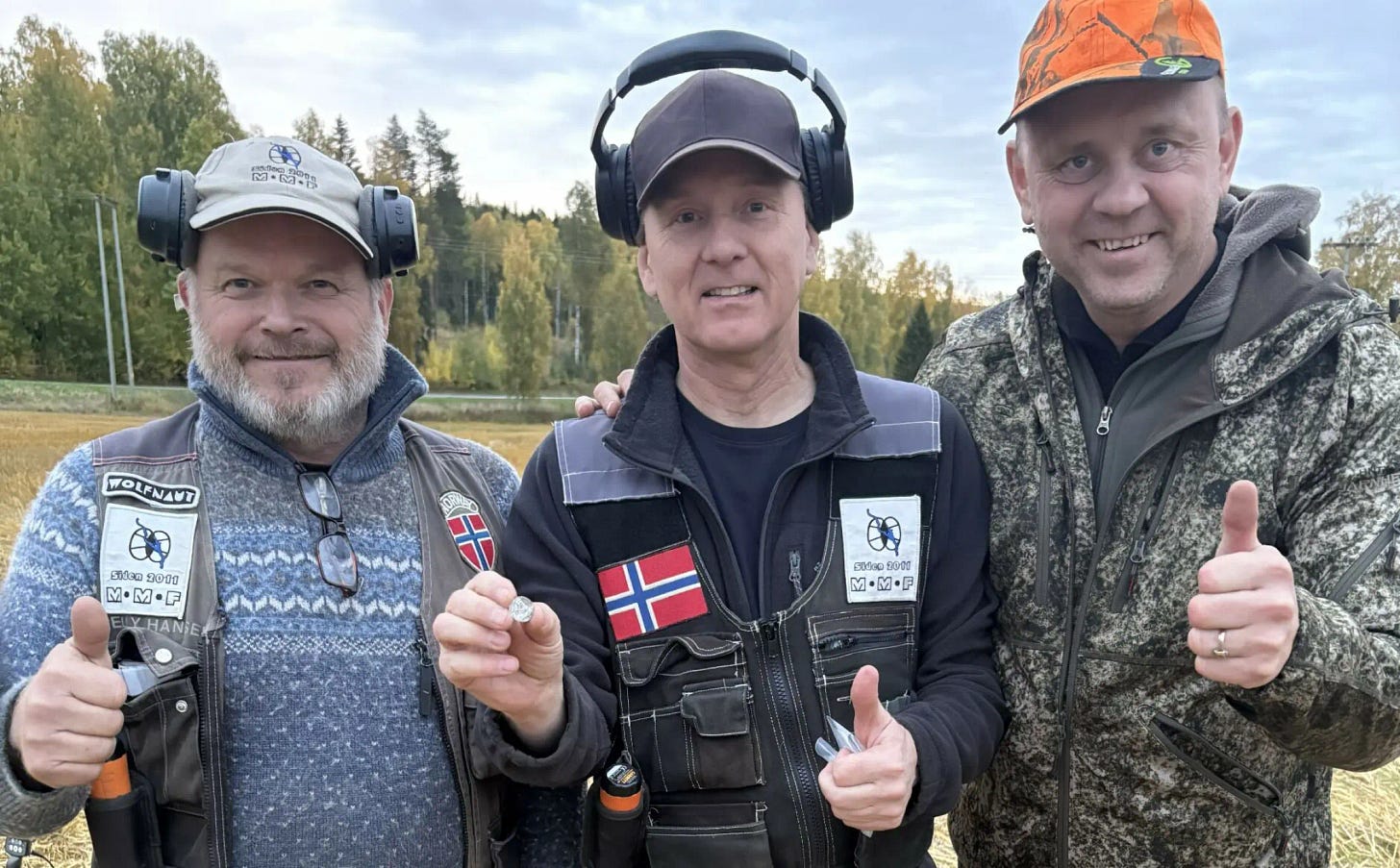 Rune Sætre, Vegard Sørlie and landowner Ole Erik Hørstad with coin number 5,000.