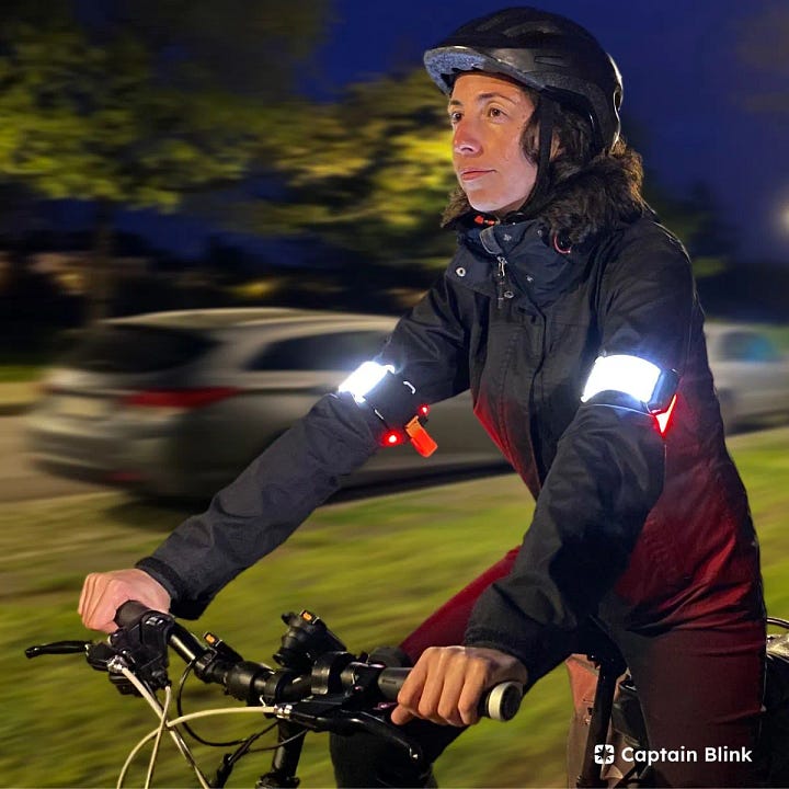 Jeune femme avec deux brassards lumineux aux bras